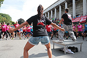 Run for Life 2015: Warm-up für die Läufer_innen mit der Tanzschule Neubeck (©Foto. Martin Schmitz)